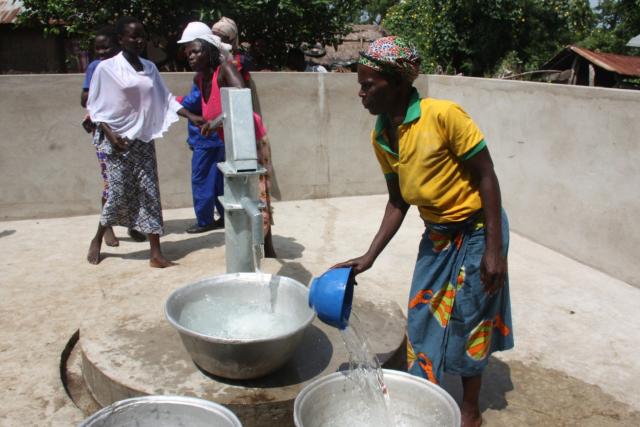 (251107) -- LOME, Nov. 7, 2025 (Xinhua) -- A villager fetches water from a well, drilled by a China-aided rural water project team, in the Plateaux Region, Togo, Oct. 28, 2025. TO GO WITH "Feature: China-aided rural water project transforms Togo villages" (Photo by Koffi Tovor/Xinhua)