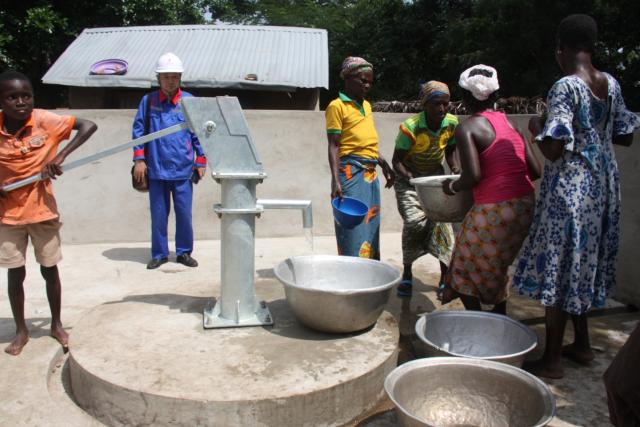 (251107) -- LOME, Nov. 7, 2025 (Xinhua) -- Villagers fetch water from a well, drilled by a China-aided rural water project team, in the Plateaux Region, Togo, Oct. 28, 2025. TO GO WITH "Feature: China-aided rural water project transforms Togo villages" (Photo by Koffi Tovor/Xinhua)