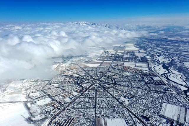 (251107) -- BEIJING, Nov. 7, 2025 (Xinhua) -- An aerial drone photo taken on Nov. 6, 2025 shows the snow scenery in Tekes County, northwest China's Xinjiang Uygur Autonomous Region. (Photo by Liu Lingbo/Xinhua)