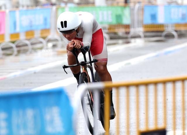 (251107) -- ZHUHAI, Nov. 7, 2025 (Xinhua) -- Miao Chengshuo of Shandong competes during the men's individual time trial of cycling road at China's 15th National Games in Zhuhai, south China's Guangdong Province, Nov. 7, 2025. (Xinhua/Mao Siqian)
