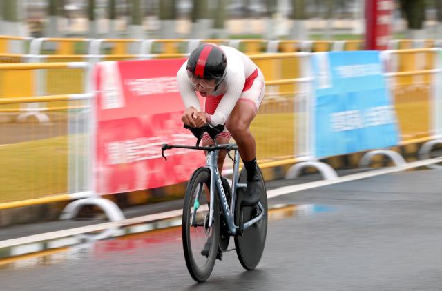 (251107) -- ZHUHAI, Nov. 7, 2025 (Xinhua) -- Cao Houwang of Shandong competes during the men's individual time trial of cycling road at China's 15th National Games in Zhuhai, south China's Guangdong Province, Nov. 7, 2025. (Xinhua/Zhang Chenlin)