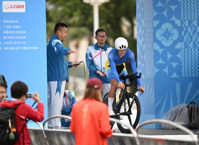 (251107) -- ZHUHAI, Nov. 7, 2025 (Xinhua) -- Zhang Baoshan (1st R) of Qinghai competes during the men's individual time trial of cycling road at China's 15th National Games in Zhuhai, south China's Guangdong Province, Nov. 7, 2025. (Xinhua/Deng Hua)