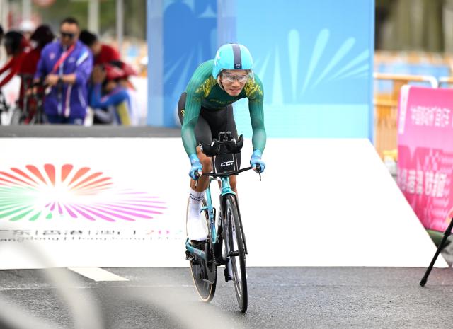 (251107) -- ZHUHAI, Nov. 7, 2025 (Xinhua) -- Su Haoyu of Guangdong competes during the men's individual time trial of cycling road at China's 15th National Games in Zhuhai, south China's Guangdong Province, Nov. 7, 2025. (Xinhua/Deng Hua)