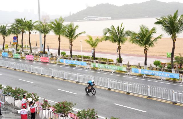 (251107) -- ZHUHAI, Nov. 7, 2025 (Xinhua) -- Ng Pak Hang of Hong Kong competes during the men's individual time trial of cycling road at China's 15th National Games in Zhuhai, south China's Guangdong Province, Nov. 7, 2025. (Xinhua/Yan Linyun)