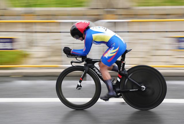 (251107) -- ZHUHAI, Nov. 7, 2025 (Xinhua) -- Liu Lingxiao of Shanghai competes during the women's individual time trial of cycling road at China's 15th National Games in Zhuhai, south China's Guangdong Province, Nov. 7, 2025. (Xinhua/Yan Linyun)