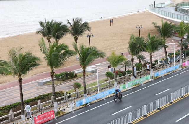 (251107) -- ZHUHAI, Nov. 7, 2025 (Xinhua) -- Sheng Yan of Jiangsu competes during the women's individual time trial of cycling road at China's 15th National Games in Zhuhai, south China's Guangdong Province, Nov. 7, 2025. (Xinhua/Liang Xu)