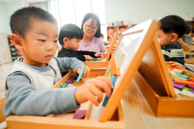 (251107) -- SHANDONG, Nov. 7, 2025 (Xinhua) -- Children play with building blocks at a nursery center in Zouping City, east China's Shandong Province, Nov. 6, 2025. Shandong Province has rolled out a series of policies such as developing childcare institutions, increasing kindergarten nursery classes, and offering childcare service in communities to promote its inclusive childcare system, with a focus on the caring of children under three years old. (Photo by Dong Naide/Xinhua)
