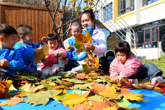 (251107) -- SHANDONG, Nov. 7, 2025 (Xinhua) -- A teacher plays games with children of a nursery class at a kindergarten in Jining City, east China's Shandong Province, Nov. 6, 2025. Shandong Province has rolled out a series of policies such as developing childcare institutions, increasing kindergarten nursery classes, and offering childcare service in communities to promote its inclusive childcare system, with a focus on the caring of children under three years old. (Xinhua/Guo Xulei)