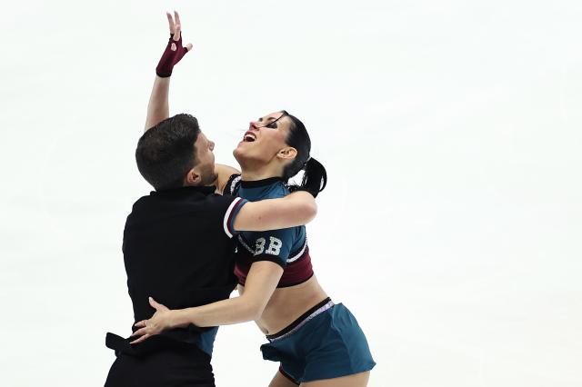 (251107) -- OSAKA, Nov. 7, 2025 (Xinhua) -- Charlene Guignard/Marco Fabbri (L) of Italy perform during the ice dance rhythm dance at ISU Figure Skating Grand Prix 2025 in Osaka, Japan, Nov. 7, 2025. (Xinhua/Jia Haocheng)