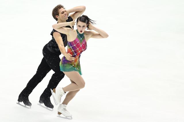 (251107) -- OSAKA, Nov. 7, 2025 (Xinhua) -- Caroline Green/Michael Parsons (L) of the United States perform during the ice dance rhythm dance at ISU Figure Skating Grand Prix 2025 in Osaka, Japan, Nov. 7, 2025. (Xinhua/Jia Haocheng)