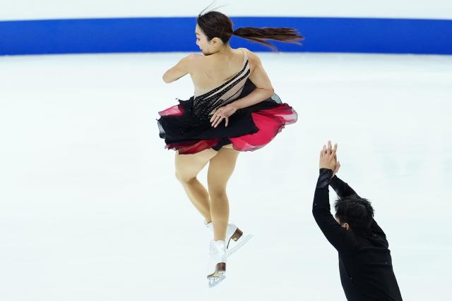 (251107) -- OSAKA, Nov. 7, 2025 (Xinhua) -- Sui Wenjing (L)/Han Cong of China perform during the pairs skating short program at ISU Figure Skating Grand Prix 2025 in Osaka, Japan, Nov. 7, 2025. (Xinhua/Jia Haocheng)