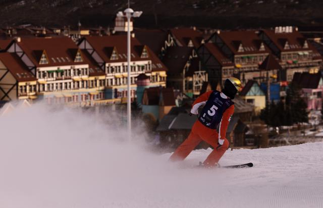 (251107) -- ARXAN, Nov. 7, 2025 (Xinhua) -- Li Tianma of team China attends a training session of freestyle skiing aerials for the Milano-Cortina 2026 Olympic Winter Games in Arxan, north China's Inner Mongolia Autonomous Region, Nov. 7, 2025. (Xinhua/Fei Maohua)