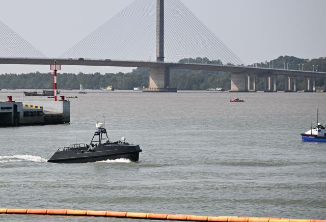 (251107) -- GUANGZHOU, Nov. 7, 2025 (Xinhua) -- An unmanned yacht of Zhuhai Yunzhou Intelligence Technology Ltd. is tested in Zhuhai, south China's Guangdong Province, April 29, 2025.
  (Xinhua/Deng Hua)