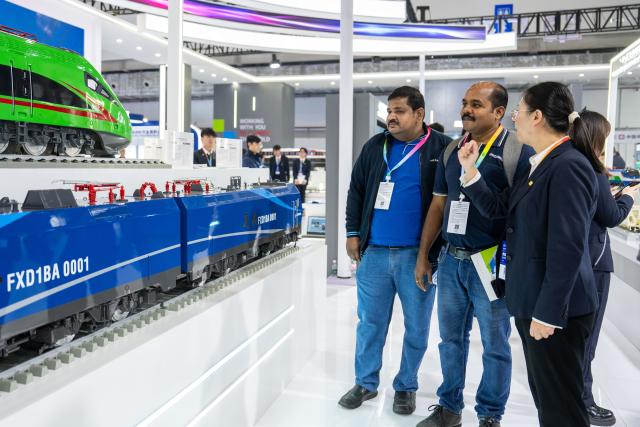 (251107) -- ZHUZHOU, Nov. 7, 2025 (Xinhua) -- Visitors view a model of Fuxing bullet train during the 2025 China International Rail Transit & Equipment Manufacturing Industry Exposition in Zhuzhou, central China's Hunan Province, Nov. 7, 2025. Boasting an exhibition area of about 40,000 square meters, the expo kicked off here on Friday, covering a wide range of fields such as rail transit and equipment manufacturing, key parts and raw materials, high-tech demonstration, intelligent systems, operation and maintaining, and infrastructure design and consultation. Magnetic levitation and other cutting-edge technologies are highlighted at this event. (Xinhua/Chen Sihan)