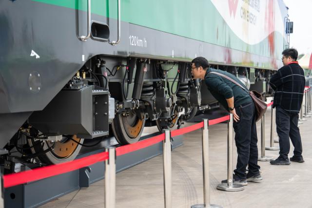 (251107) -- ZHUZHOU, Nov. 7, 2025 (Xinhua) -- People visit the 2025 China International Rail Transit & Equipment Manufacturing Industry Exposition in Zhuzhou, central China's Hunan Province, Nov. 7, 2025. Boasting an exhibition area of about 40,000 square meters, the expo kicked off here on Friday, covering a wide range of fields such as rail transit and equipment manufacturing, key parts and raw materials, high-tech demonstration, intelligent systems, operation and maintaining, and infrastructure design and consultation. Magnetic levitation and other cutting-edge technologies are highlighted at this event. (Xinhua/Chen Sihan)