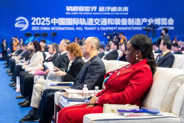 (251107) -- ZHUZHOU, Nov. 7, 2025 (Xinhua) -- Guests attend the opening ceremony of the 2025 China International Rail Transit & Equipment Manufacturing Industry Exposition in Zhuzhou, central China's Hunan Province, Nov. 7, 2025. Boasting an exhibition area of about 40,000 square meters, the expo kicked off here on Friday, covering a wide range of fields such as rail transit and equipment manufacturing, key parts and raw materials, high-tech demonstration, intelligent systems, operation and maintaining, and infrastructure design and consultation. Magnetic levitation and other cutting-edge technologies are highlighted at this event. (Xinhua/Chen Sihan)