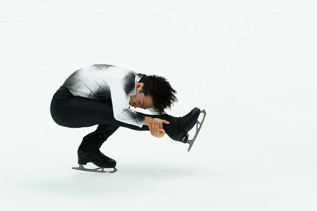 (251107) -- OSAKA, Nov. 7, 2025 (Xinhua) -- Kagiyama Yuma of Japan performs during the men's short program at ISU Grand Prix of Figure Skating NHK Trophy 2025 in Osaka, Japan, Nov. 7, 2025. (Xinhua/Jia Haocheng)