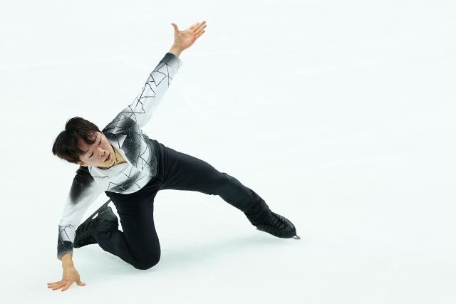 (251107) -- OSAKA, Nov. 7, 2025 (Xinhua) -- Kagiyama Yuma of Japan performs during the men's short program at ISU Grand Prix of Figure Skating NHK Trophy 2025 in Osaka, Japan, Nov. 7, 2025. (Xinhua/Jia Haocheng)