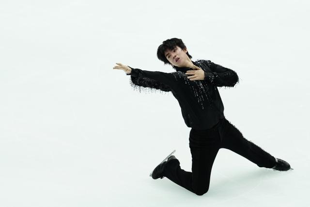 (251107) -- OSAKA, Nov. 7, 2025 (Xinhua) -- Cha Junhwan of South Korea performs during the men's short program at ISU Grand Prix of Figure Skating NHK Trophy 2025 in Osaka, Japan, Nov. 7, 2025. (Xinhua/Jia Haocheng)