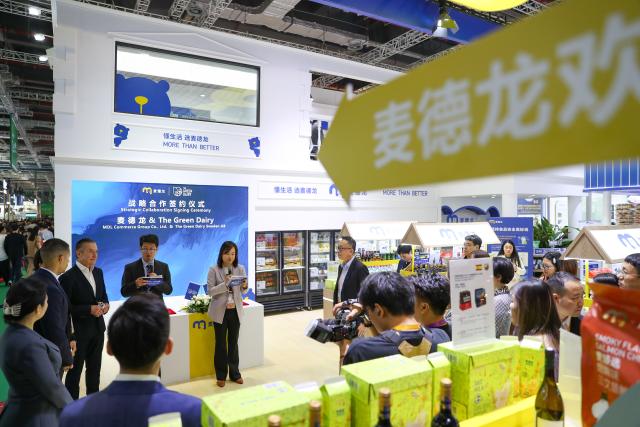 (251107) -- SHANGHAI, Nov. 7, 2025 (Xinhua) -- The Strategic Collaboration Signing Ceremony between MDL Commerce Group Co., Ltd., an eight-year attendee of the China International Import Expo (CIIE), and The Green Dairy Sweden AB is pictured during the eighth CIIE in east China's Shanghai, Nov. 7, 2025. The eighth CIIE, which opened in Shanghai on Wednesday and will last till Nov. 10, has attracted 4,108 overseas exhibitors from 155 countries, regions and international organizations.
  Among the participants, 170 enterprises and 27 institutions have maintained full attendance at the CIIE for eight consecutive years, reflecting China's firm commitment to high-level opening-up. (Xinhua/Wang Jingqiang)