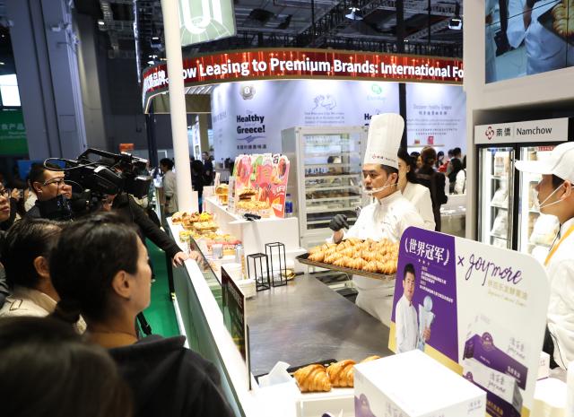 (251107) -- SHANGHAI, Nov. 7, 2025 (Xinhua) -- Bakers introduce the products of Namchow Group, an eight-year attendee of the China International Import Expo (CIIE), during the eighth CIIE in east China's Shanghai, Nov. 7, 2025. The eighth CIIE, which opened in Shanghai on Wednesday and will last till Nov. 10, has attracted 4,108 overseas exhibitors from 155 countries, regions and international organizations.
  Among the participants, 170 enterprises and 27 institutions have maintained full attendance at the CIIE for eight consecutive years, reflecting China's firm commitment to high-level opening-up. (Xinhua/Wang Jingqiang)