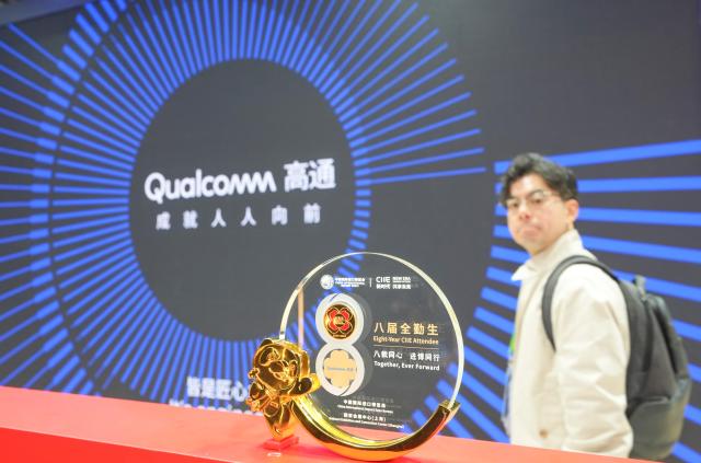 (251107) -- SHANGHAI, Nov. 7, 2025 (Xinhua) -- A man visits the booth of Qualcomm, an eight-year attendee of the China International Import Expo (CIIE), during the eighth CIIE in east China's Shanghai, Nov. 6, 2025. The eighth CIIE, which opened in Shanghai on Wednesday and will last till Nov. 10, has attracted 4,108 overseas exhibitors from 155 countries, regions and international organizations.
  Among the participants, 170 enterprises and 27 institutions have maintained full attendance at the CIIE for eight consecutive years, reflecting China's firm commitment to high-level opening-up. (Xinhua/Ren Pengfei)