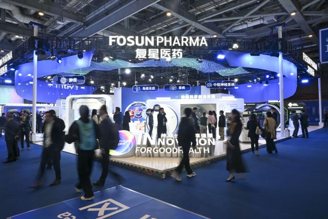 (251107) -- SHANGHAI, Nov. 7, 2025 (Xinhua) -- People visit the booth of Fosun Pharma, an eight-year attendee of the China International Import Expo (CIIE), during the eighth CIIE in east China's Shanghai, Nov. 7, 2025. The eighth CIIE, which opened in Shanghai on Wednesday and will last till Nov. 10, has attracted 4,108 overseas exhibitors from 155 countries, regions and international organizations.
  Among the participants, 170 enterprises and 27 institutions have maintained full attendance at the CIIE for eight consecutive years, reflecting China's firm commitment to high-level opening-up. (Xinhua/Chen Haoming)