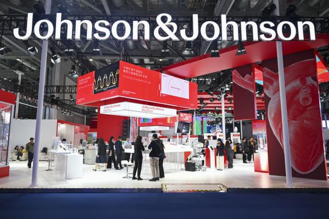 (251107) -- SHANGHAI, Nov. 7, 2025 (Xinhua) -- People visit the booth of Johnson & Johnson, an eight-year attendee of the China International Import Expo (CIIE), during the eighth CIIE in east China's Shanghai, Nov. 7, 2025. The eighth CIIE, which opened in Shanghai on Wednesday and will last till Nov. 10, has attracted 4,108 overseas exhibitors from 155 countries, regions and international organizations.
  Among the participants, 170 enterprises and 27 institutions have maintained full attendance at the CIIE for eight consecutive years, reflecting China's firm commitment to high-level opening-up. (Xinhua/Chen Haoming)