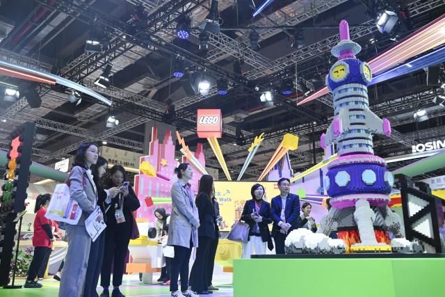 (251107) -- SHANGHAI, Nov. 7, 2025 (Xinhua) -- People visit the booth of Lego, an eight-year attendee of the China International Import Expo (CIIE), during the eighth CIIE in east China's Shanghai, Nov. 7, 2025. The eighth CIIE, which opened in Shanghai on Wednesday and will last till Nov. 10, has attracted 4,108 overseas exhibitors from 155 countries, regions and international organizations.
  Among the participants, 170 enterprises and 27 institutions have maintained full attendance at the CIIE for eight consecutive years, reflecting China's firm commitment to high-level opening-up. (Xinhua/Chen Haoming)
