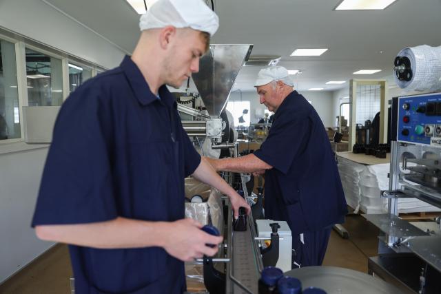 (251107) -- SHANGHAI, Nov. 7, 2025 (Xinhua) -- Staff members work on an assembly line at a honey producing enterprise in North Island, New Zealand, on Oct. 29, 2025. Manuka honey is a signature variety of New Zealand honey. Its nectar plant, the Manuka tree, is a unique species that is only found in a few countries in the Southern Hemisphere, most notably in North Island of New Zealand. The uniqueness of this honey lies in its highly nutritious contents and very limited annual yield.
    Many New Zealand companies brought the Manuka honey to the 8th China International Import Expo (CIIE). These enterprises are "old friends" of this international event and have been continuously introducing various Manuka honey and related products to the Chinese market. (Xinhua/Long Lei)