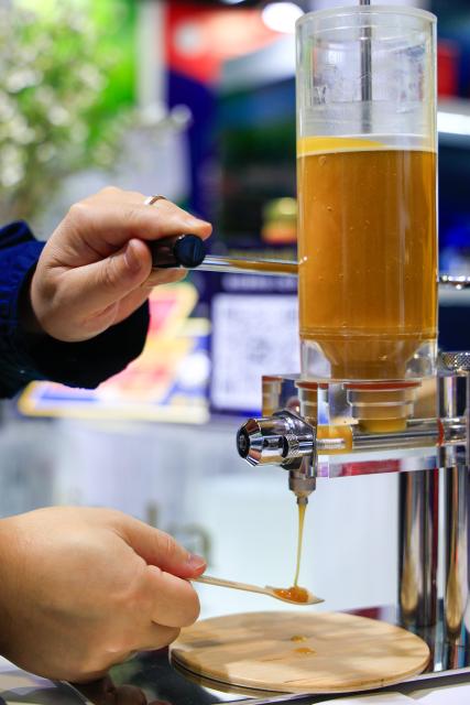 (251107) -- SHANGHAI, Nov. 7, 2025 (Xinhua) -- An exhibitor serves honey samples to visitors at the booth of a New Zealand honey brand at the Food and Agricultural Products exhibition area during the eighth China International Import Expo (CIIE) in east China's Shanghai, on Nov. 6, 2025. Manuka honey is a signature variety of New Zealand honey. Its nectar plant, the Manuka tree, is a unique species that is only found in a few countries in the Southern Hemisphere, most notably in North Island of New Zealand. The uniqueness of this honey lies in its highly nutritious contents and very limited annual yield.
    Many New Zealand companies brought the Manuka honey to the 8th China International Import Expo (CIIE). These enterprises are "old friends" of this international event and have been continuously introducing various Manuka honey and related products to the Chinese market. (Xinhua/Liu Jiaqi)