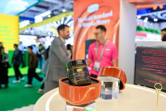 (251107) -- SHANGHAI, Nov. 7, 2025 (Xinhua) -- A visitor (R) talks with an exhibitor at the booth of a New Zealand honey brand at the Food and Agricultural Products exhibition area during the eighth China International Import Expo (CIIE) in east China's Shanghai, on Nov. 6, 2025. Manuka honey is a signature variety of New Zealand honey. Its nectar plant, the Manuka tree, is a unique species that is only found in a few countries in the Southern Hemisphere, most notably in North Island of New Zealand. The uniqueness of this honey lies in its highly nutritious contents and very limited annual yield.
    Many New Zealand companies brought the Manuka honey to the 8th China International Import Expo (CIIE). These enterprises are "old friends" of this international event and have been continuously introducing various Manuka honey and related products to the Chinese market. (Xinhua/Liu Jiaqi)