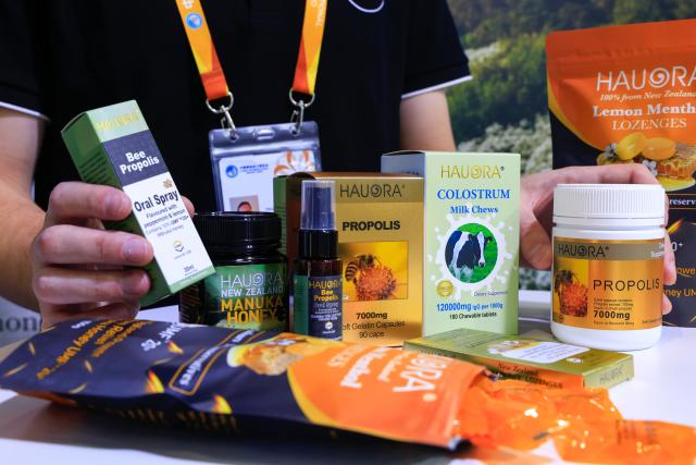 (251107) -- SHANGHAI, Nov. 7, 2025 (Xinhua) -- An exhibitor displays honey products at the booth of a New Zealand honey brand at the Food and Agricultural Products exhibition area during the eighth China International Import Expo (CIIE) in east China's Shanghai, on Nov. 6, 2025. Manuka honey is a signature variety of New Zealand honey. Its nectar plant, the Manuka tree, is a unique species that is only found in a few countries in the Southern Hemisphere, most notably in North Island of New Zealand. The uniqueness of this honey lies in its highly nutritious contents and very limited annual yield.
    Many New Zealand companies brought the Manuka honey to the 8th China International Import Expo (CIIE). These enterprises are "old friends" of this international event and have been continuously introducing various Manuka honey and related products to the Chinese market. (Xinhua/Liu Jiaqi)