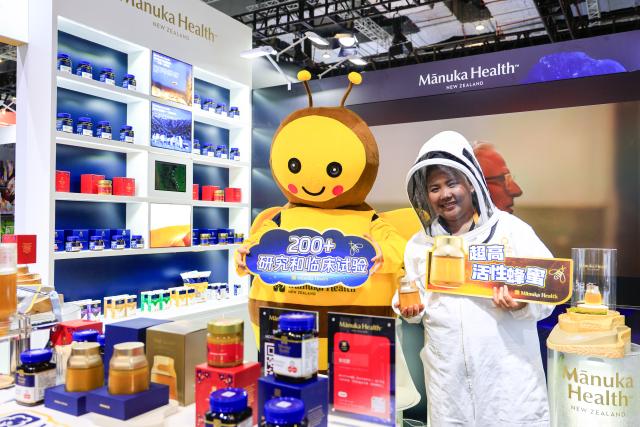 (251107) -- SHANGHAI, Nov. 7, 2025 (Xinhua) -- An exhibitor in beekeeper outfit is pictured at the booth of a New Zealand honey brand at the Food and Agricultural Products exhibition area during the eighth China International Import Expo (CIIE) in east China's Shanghai, on Nov. 6, 2025. Manuka honey is a signature variety of New Zealand honey. Its nectar plant, the Manuka tree, is a unique species that is only found in a few countries in the Southern Hemisphere, most notably in North Island of New Zealand. The uniqueness of this honey lies in its highly nutritious contents and very limited annual yield.
    Many New Zealand companies brought the Manuka honey to the 8th China International Import Expo (CIIE). These enterprises are "old friends" of this international event and have been continuously introducing various Manuka honey and related products to the Chinese market. (Xinhua/Liu Jiaqi)