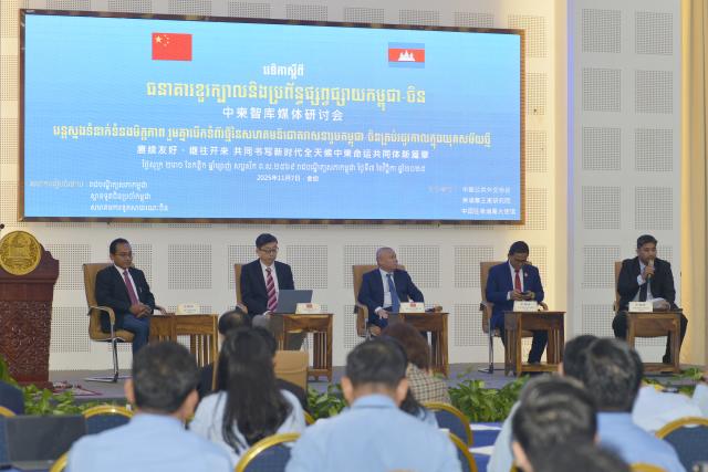 (251107) -- PHNOM PENH, Nov. 7, 2025 (Xinhua) -- People attend a Cambodia-China think tank and media seminar in Phnom Penh, Cambodia on Nov. 7, 2025. Think tanks and media served as key bridges for deepening Cambodia-China relations towards building an all-weather Cambodia-China community with a shared future in the new era, Cambodian experts and university students said here on Friday.
Speaking at a Cambodia-China think tank and media seminar in Phnom Penh, Yang Peou, secretary general of the Royal Academy of Cambodia, said think tanks and the media have played a crucial role in promoting Cambodia-China ties.
TO GO WITH "Roundup: Think tanks, media serve as key bridges for Cambodia-China ties" (Photo by Phearum/Xinhua)