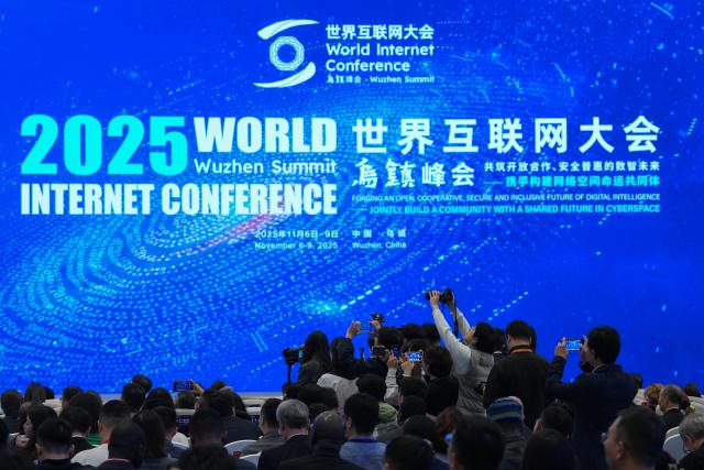 (251107) -- TONGXIANG, Nov. 7, 2025 (Xinhua) -- The "Six Little Dragons" Wuzhen Dialogue is held during the 2025 World Internet Conference (WIC) Wuzhen Summit in Wuzhen, east China's Zhejiang Province, Nov. 7, 2025. (Xinhua/Huang Zongzhi)