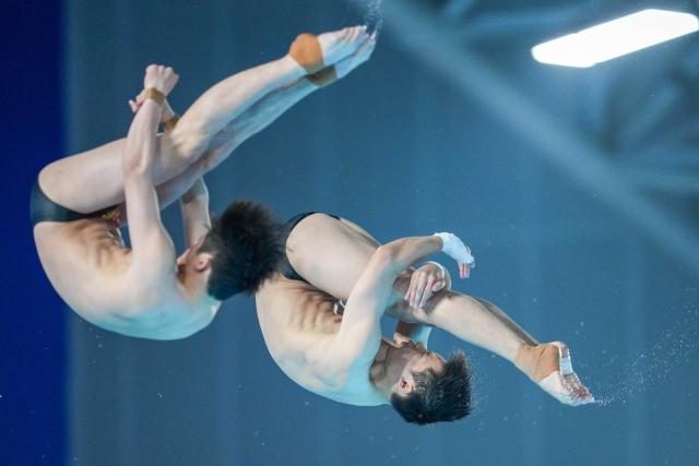 (251107) -- GUANGZHOU, Nov. 7, 2025 (Xinhua) -- Chen Aisen/Zhu Zifeng of Guangdong compete during the men's synchronized 10m platform final of diving at China's 15th National Games in Guangzhou, south China's Guangdong Province, Nov. 7, 2025. (Xinhua/Xue Yuge)