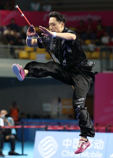 (251107) -- GUANGZHOU, Nov. 7, 2025 (Xinhua) -- Yang Yalin of Jiangsu competes during the Gunshu competition of men's Changquan-Daoshu-Gunshu of Wushu Taolu event at China's 15th National Games in Guangzhou, south China's Guangdong Province, Nov. 7, 2025. (Xinhua/Yang Shiyao)