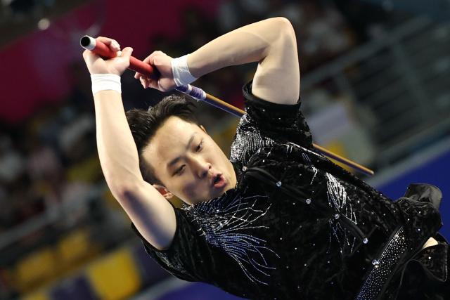 (251107) -- GUANGZHOU, Nov. 7, 2025 (Xinhua) -- Yang Yalin of Jiangsu competes during the Gunshu competition of men's Changquan-Daoshu-Gunshu of Wushu Taolu event at China's 15th National Games in Guangzhou, south China's Guangdong Province, Nov. 7, 2025. (Xinhua/Yang Shiyao)