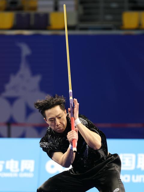 (251107) -- GUANGZHOU, Nov. 7, 2025 (Xinhua) -- Yang Yalin of Jiangsu competes during the Gunshu competition of men's Changquan-Daoshu-Gunshu of Wushu Taolu event at China's 15th National Games in Guangzhou, south China's Guangdong Province, Nov. 7, 2025. (Xinhua/Yang Shiyao)