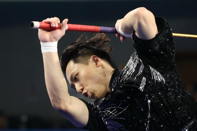 (251107) -- GUANGZHOU, Nov. 7, 2025 (Xinhua) -- Yang Yalin of Jiangsu competes during the Gunshu competition of men's Changquan-Daoshu-Gunshu of Wushu Taolu event at China's 15th National Games in Guangzhou, south China's Guangdong Province, Nov. 7, 2025. (Xinhua/Yang Shiyao)
