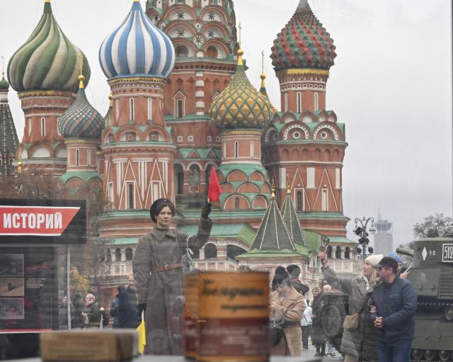 (251107) -- MOSCOW, Nov. 7, 2025 (Xinhua) -- People visit an outdoor exhibition commemorating the military parade in 1941 at Red Square in Moscow, Russia, Nov. 7, 2025. (Xinhua/Hao Jianwei)