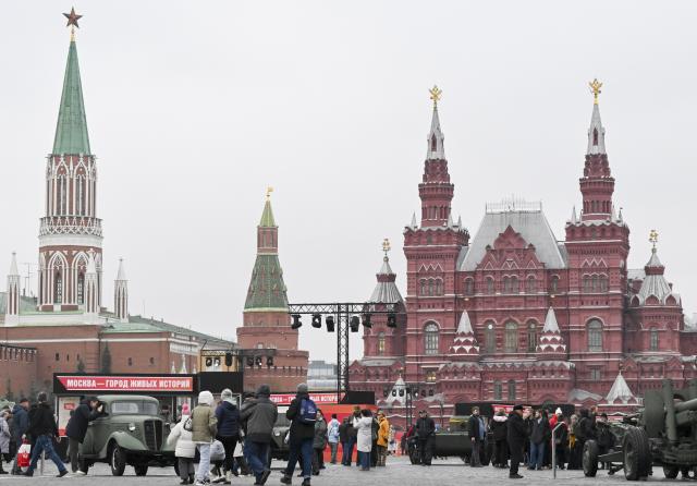 (251107) -- MOSCOW, Nov. 7, 2025 (Xinhua) -- People visit an outdoor exhibition commemorating the military parade in 1941 at Red Square in Moscow, Russia, Nov. 7, 2025. (Xinhua/Hao Jianwei)