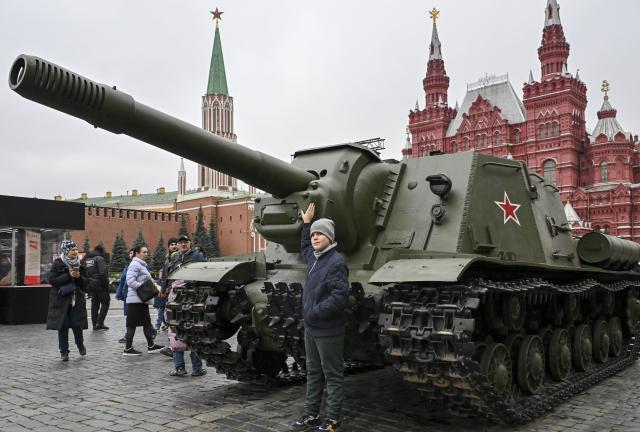 (251107) -- MOSCOW, Nov. 7, 2025 (Xinhua) -- A kid poses for photos at an outdoor exhibition commemorating the military parade in 1941 at Red Square in Moscow, Russia, Nov. 7, 2025. (Xinhua/Hao Jianwei)