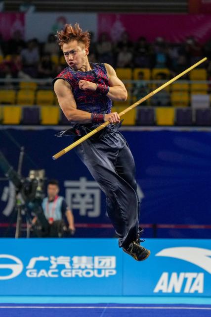 (251108) -- GUANGZHOU, Nov. 7, 2025 (Xinhua) -- Li Jianming of Beijing Sport University competes during the men's Nangun competition of Nanquan-Nandao-Nangun of Wushu Taolu event at China's 15th National Games in Guangzhou, south China's Guangdong Province, Nov. 7, 2025. (Xinhua/Jigme Dorji)