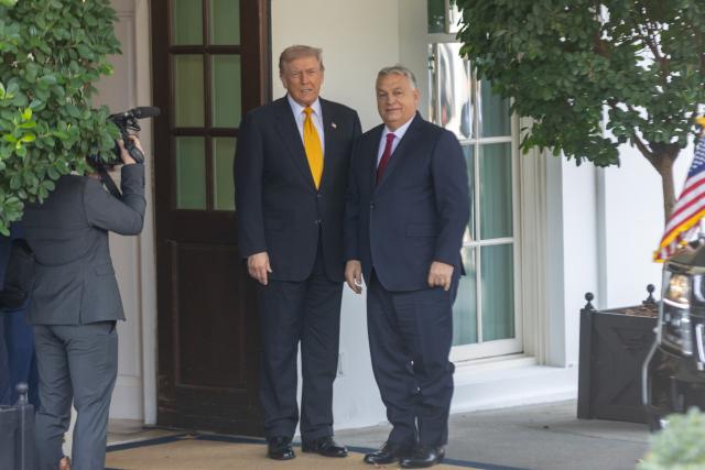 (251107) -- WASHINGTON, Nov. 7, 2025 (Xinhua) -- U.S. President Donald Trump welcomes Hungarian Prime Minister Viktor Orban at the White House in Washington, D.C., the United States, on November 7, 2025. (Xinhua/Hu Yousong)