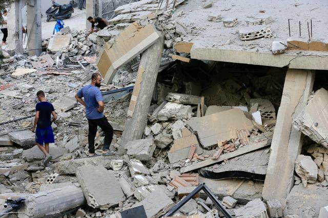 (251107) -- TAYR DEBBA(LEBANON), Nov. 7, 2025 (Xinhua) -- People clean the rubble of a building destroyed by Israeli air raids a day earlier in the southern town of Tayr Debba, Lebanon on Nov. 7, 2025. (Photo by Ali Hashisho/Xinhua)