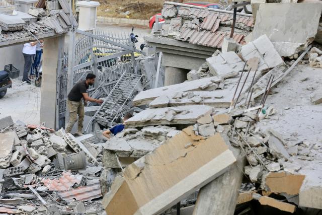 (251107) -- TAYR DEBBA(LEBANON), Nov. 7, 2025 (Xinhua) -- People clean the rubble of a building destroyed by Israeli air raids a day earlier in the southern town of Tayr Debba, Lebanon on Nov. 7, 2025. (Photo by Ali Hashisho/Xinhua)