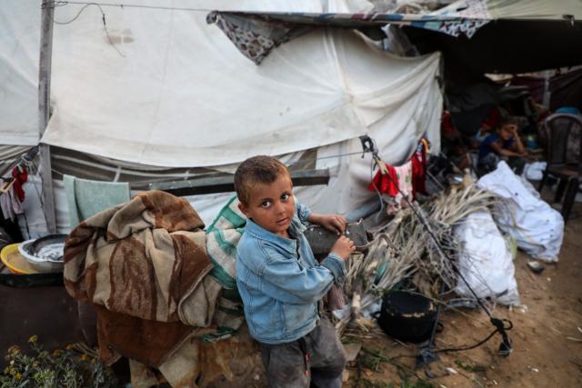 (251107) -- GAZA, Nov. 7, 2025 (Xinhua) -- A Palestinian is seen in the destroyed Sheikh Radwan area, north of Gaza City, Nov. 6, 2025. (Photo by Rizek Abdeljawad/Xinhua)