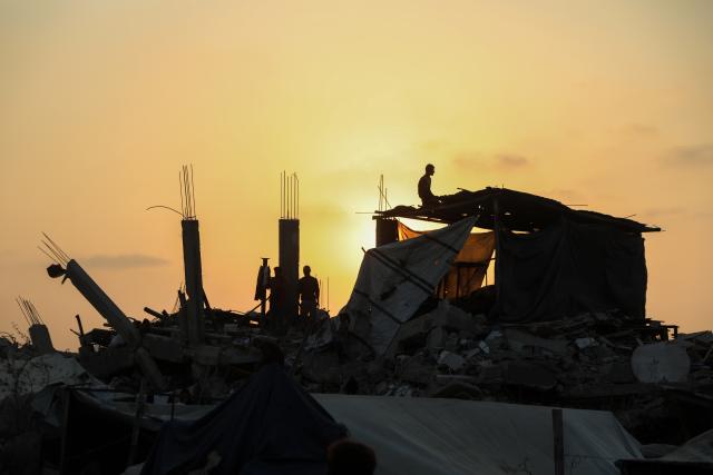 (251107) -- GAZA, Nov. 7, 2025 (Xinhua) -- Palestinians are seen after they returned to the destroyed Sheikh Radwan area, north of Gaza City, Nov. 6, 2025. (Photo by Rizek Abdeljawad/Xinhua)